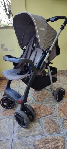 Carrinho de bebê semi-novo