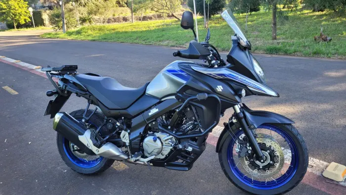 Vstrom 650 2023 cinza, em ótimo estado.