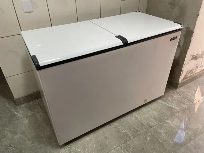 Freezer orizontal Esmaltec EFH 500 439 L Destinado para uso comercial