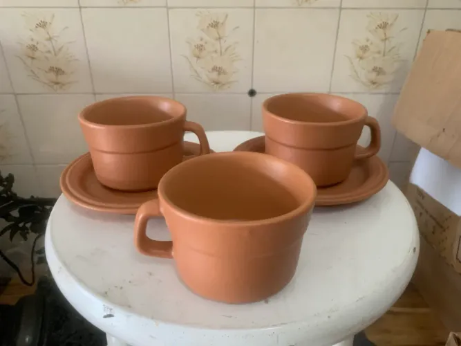  jogo de xícaras de cerâmica rústica na cor terracota,