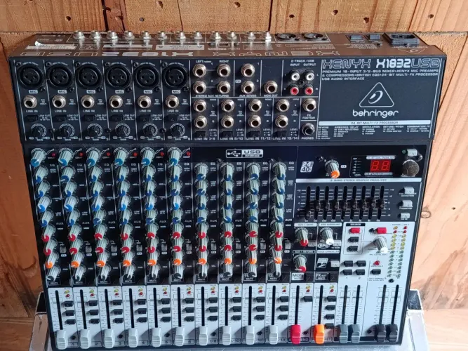 Mesa de Som Behringer Xenix 1832 USB