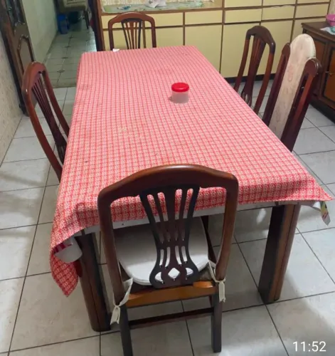 Mesa e buffet de madeira