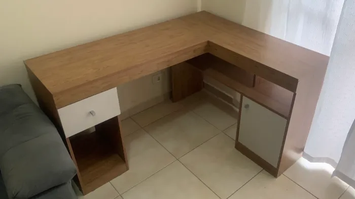 Mesa home office de canto