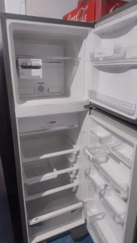 Vende-se uma geladeira