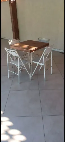 Conjunto de mesas para pequenos comércios. Preço de cada conjunto.