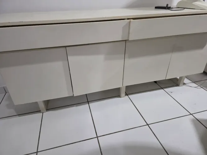 Rack com 2 gavetas e 4 portas mdf branco pés de madeira para sala ou cozinha