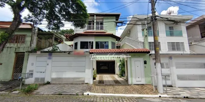 Sobrado com piscina, 3 dormitórios sendo 2 suites com varanda e 4 vagas à venda, 205 m² po
