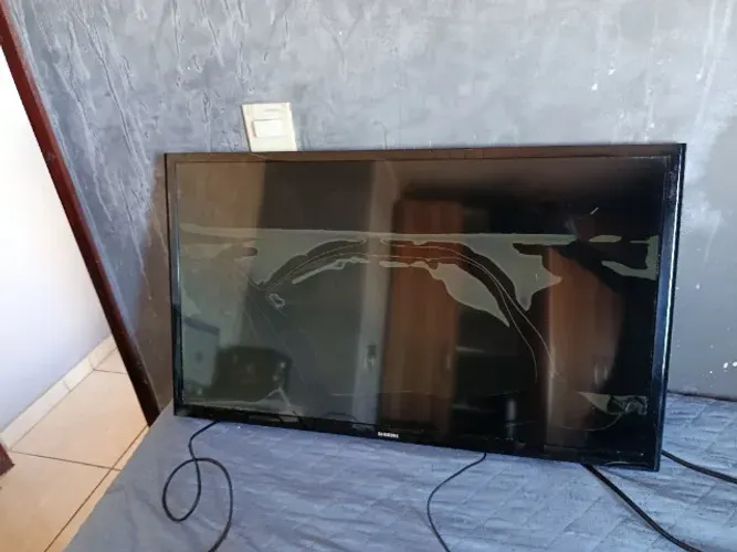 Tv com tela quebrada para retirada de peças