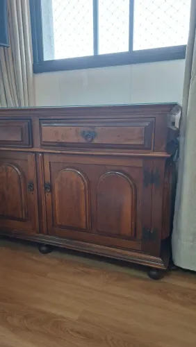 Conjunto de Mesa de Centro e Buffet em Madeira Maciça - Estilo Colonial