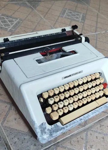 Máquina de Escrever Antiga Olivetti Studio 46