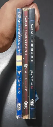 Trilogia Saga Encantadas (3 Livros) - Sarah Pinborough | Veneno, Feitiço e Poder