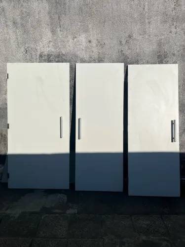Três portas boa de verdade já com as dobradiça