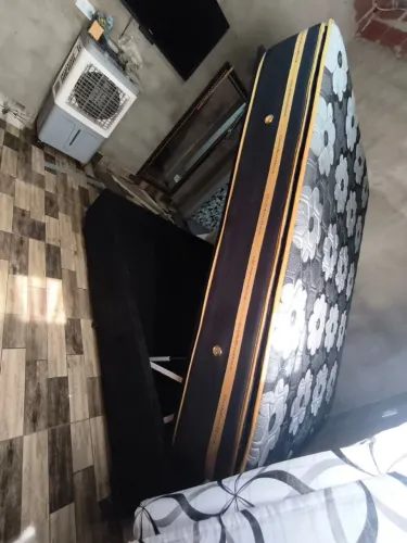Cama baú tamanho queen com colchão confortável
