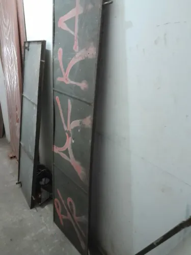 Vendo três placas de ferro com alumínio para proteção de arrobamento de cadeados em loja.
