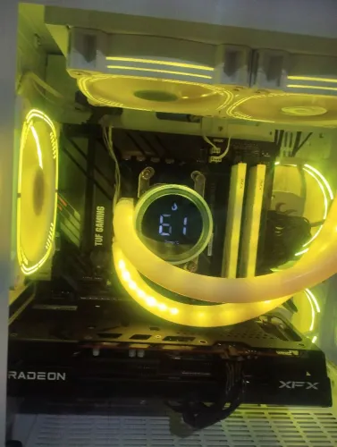 RX 7600 pouca usada vai com caixa e tudo. Zera