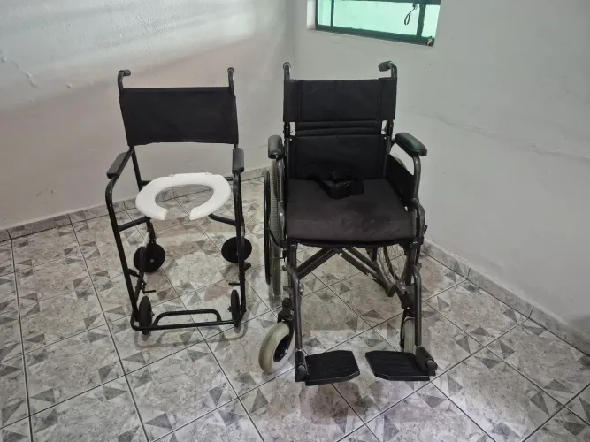 Cadeira de rodas e cadeira de banho. Super novas.