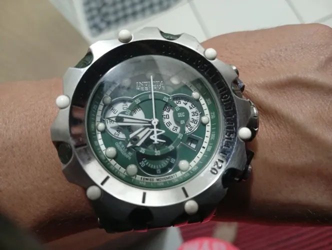 Relógio original invicta, sem nenhum arranhão ou defeito. Lindo e estiloso.