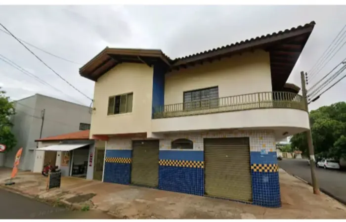 Residencial/comercial a venda em leilão .