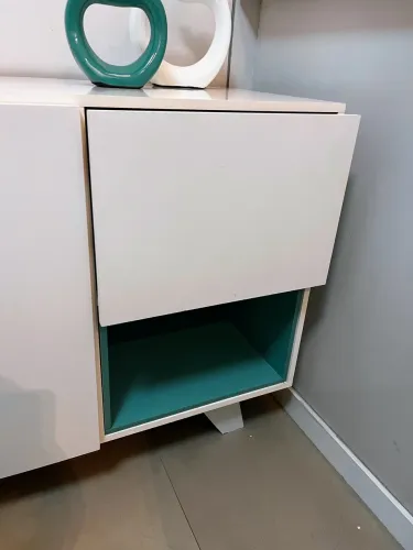 Aparador Buffet retrô branco com nichos verde petróleo.