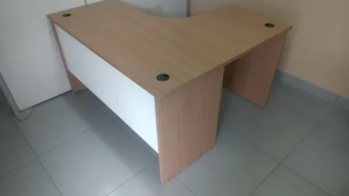 Mesa de escritório em "L".