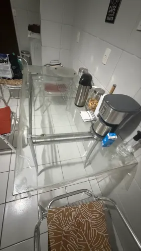 Mesa de alumínio com tampa de vidro