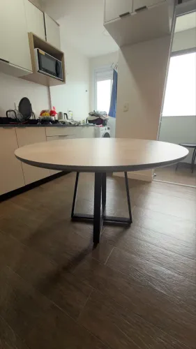 Mesa de jantar redonda com pés de ferro preto e tampão em 100% mdf