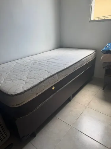Vende cama box semi nova 