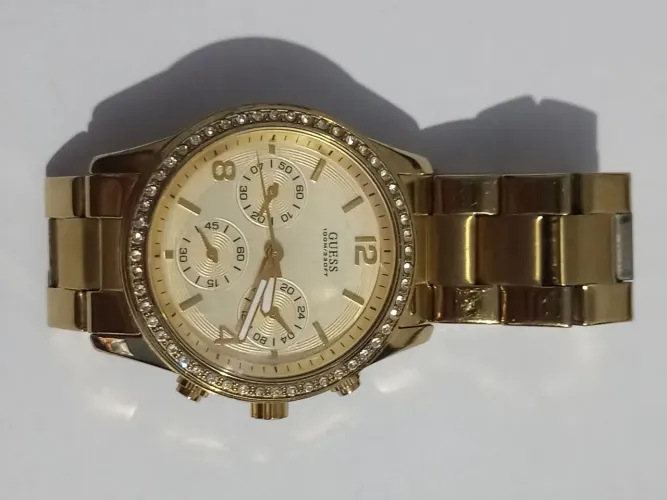 Relógio Guess feminino waterpro dourado com cristais