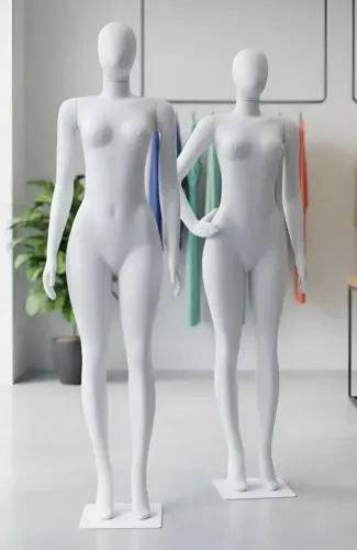 Expositor feminino, branco, corpo inteiro e braço reserva com mão na cintura.