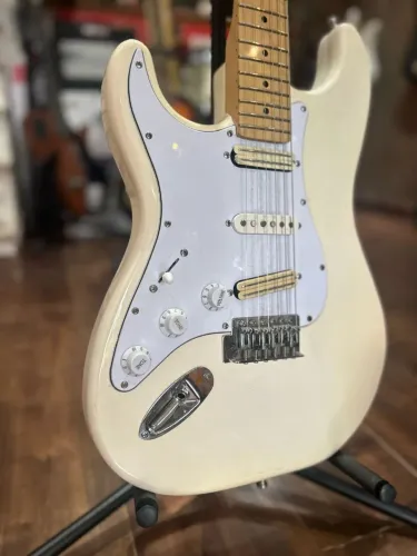 Guitarra "Fender" canhota