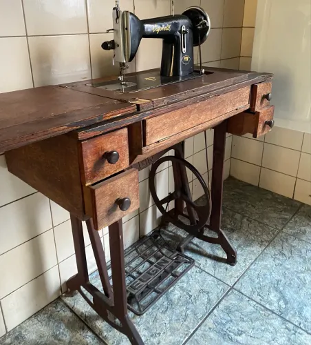 Máquina de Costura Antiga Vigorelli | Funcional, com Gabinete Original e Pedal Elgin