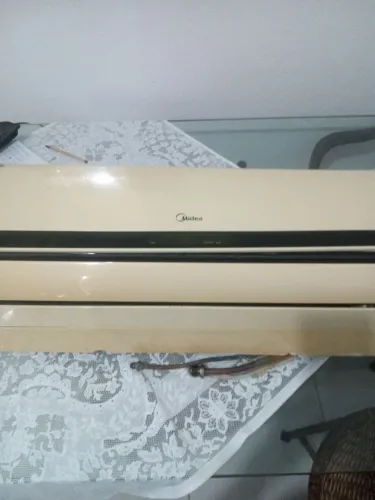 Uma evaporadora Midea 12000 BTUs em bom estado de conservação 