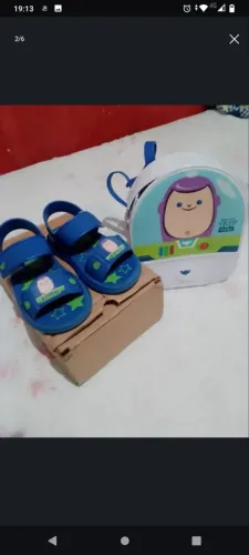 Sandália infantil com mochila