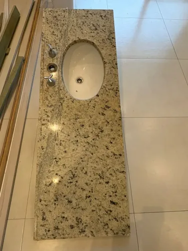 Bancada de banheiro com pia