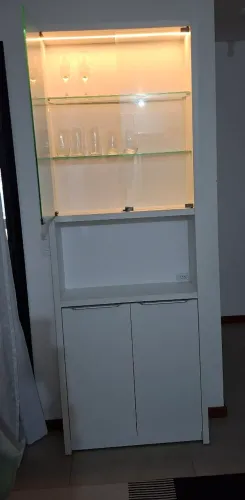 Cristaleira planejada em MDF com LED - excelente estado