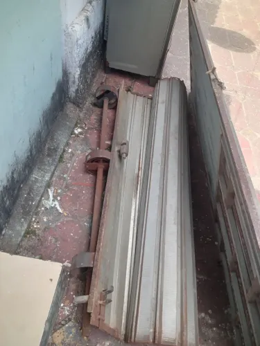 VENDO UMA PORTA DE ROLO E UMA NORMAL DE FERRO