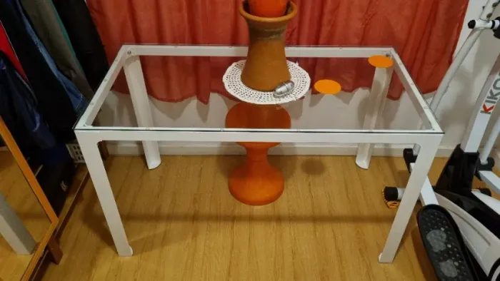 Mesa de escritório Tok&Stok com base de metal branca e tampo de vidro 120 x 60cm