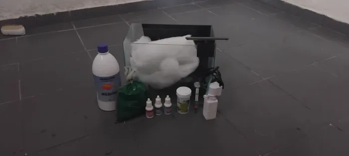 Vendo aquario de 10L completo
