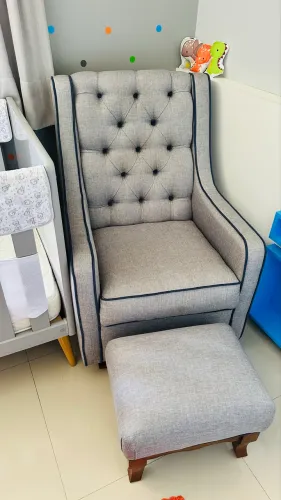 Poltrona estofada de balanço