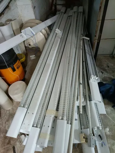 Lote de Luminárias Tubulares Industriais / Comerciais com Difusor Acrílico