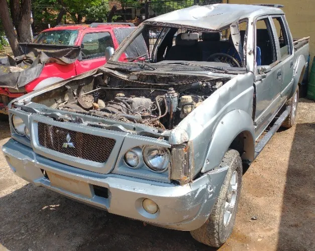 Sucata L200 2.5 Gls 2004 Cab Dupla 4x4 4p **Venda de Peças**