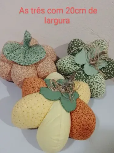 São 3 morangas com 20cm de largura em tecido com enchimento 