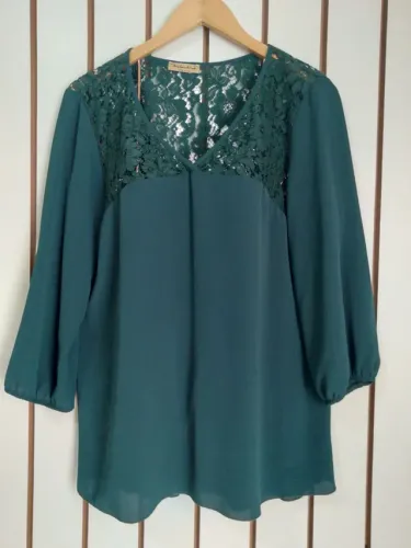 Blusa estilo bata degote v com detalhe em renda frente e costas mangas longas