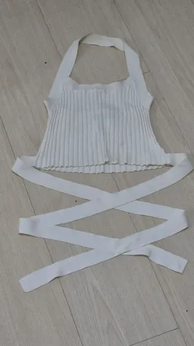 Top frente única, branca canelada, com faixa de amarração. Marca Glassons. Tam. PP