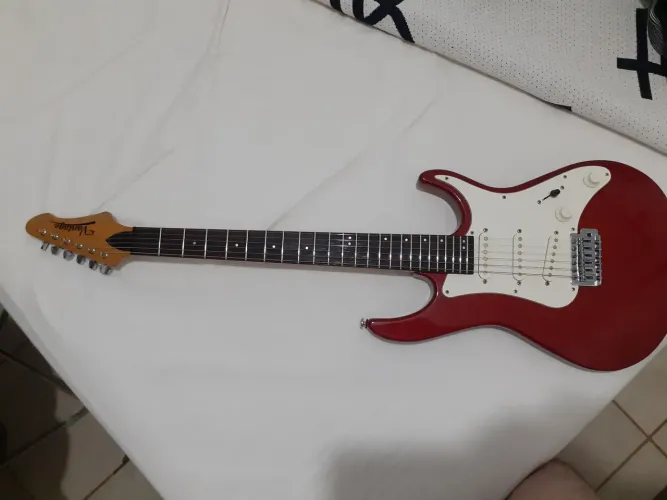 Guitarra Vantage - Toda regulada - som cristalino com isolamento anti ruído.