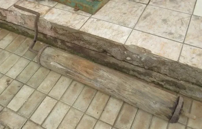 Antigo rolo a manivela para tirar agua de poço