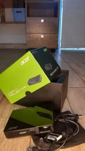 Projetor ACER, excelente para filmes, vídeos ou aulas.