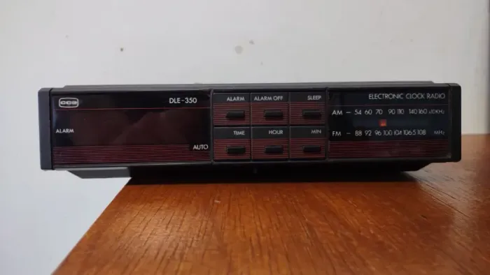 Não liga: CcE DlE-350 Rádio Relógio antigo