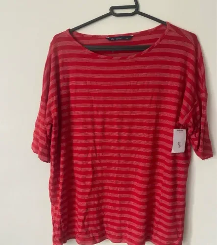 Camiseta listrada vermelha com etiqueta M