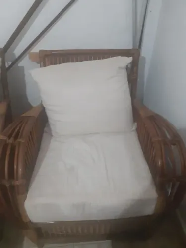 Poltrona de rattan e madeira, estofados em tecido nobuck creme liso